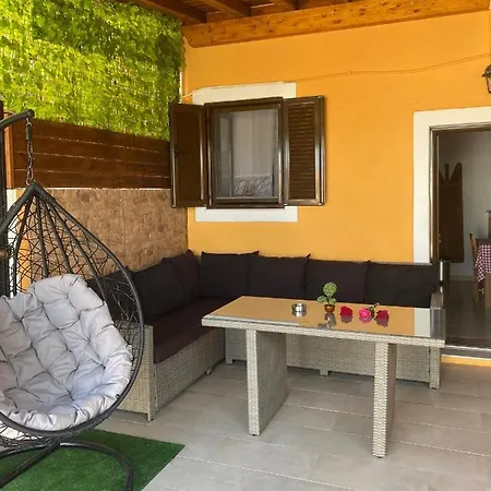 Family House Apartman Arhángelosz